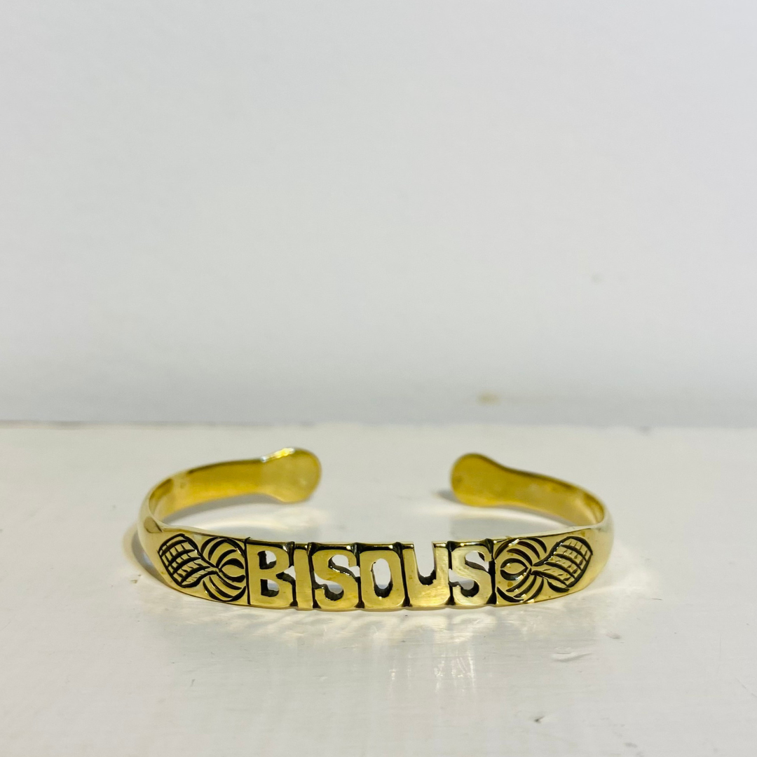 BRACELET KID EN LAITON GRAVÉ - "BISOUS"