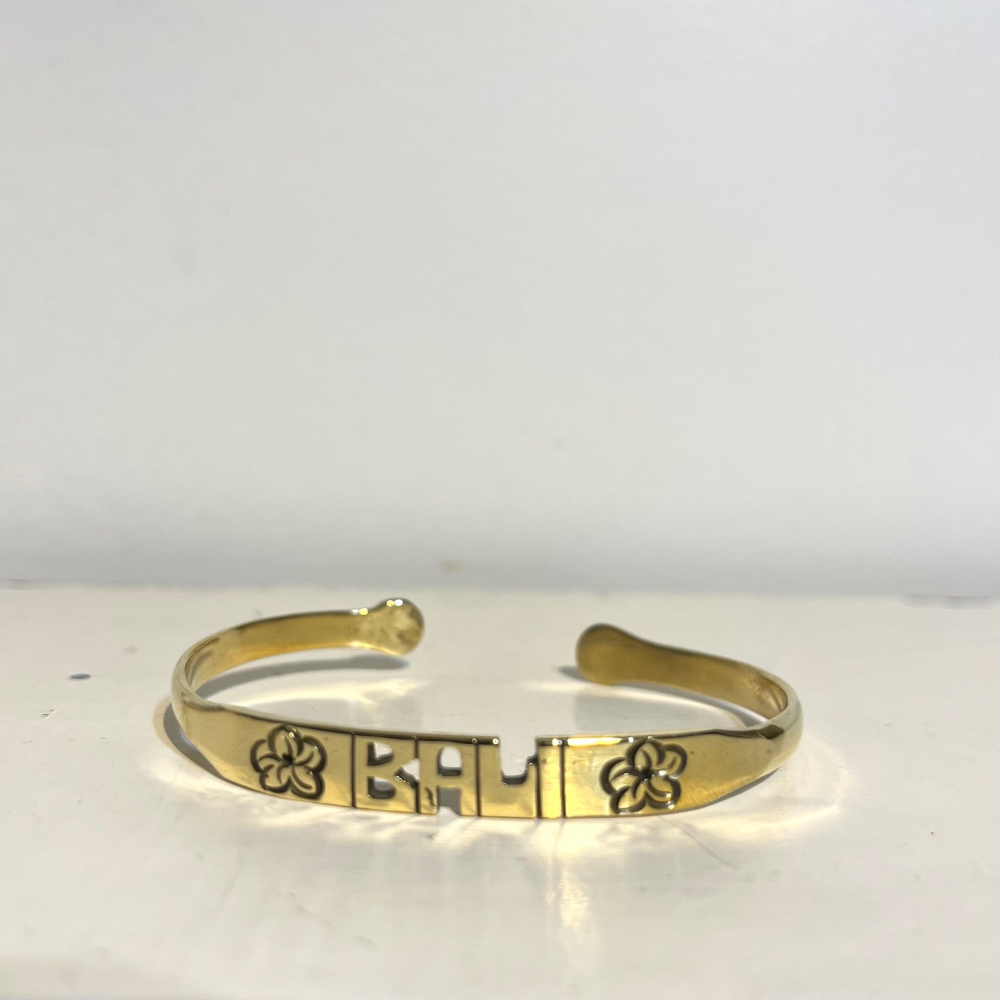 BRACELET EN LAITON GRAVÉ - "VILLE ou PAYS ou QUARTIER"