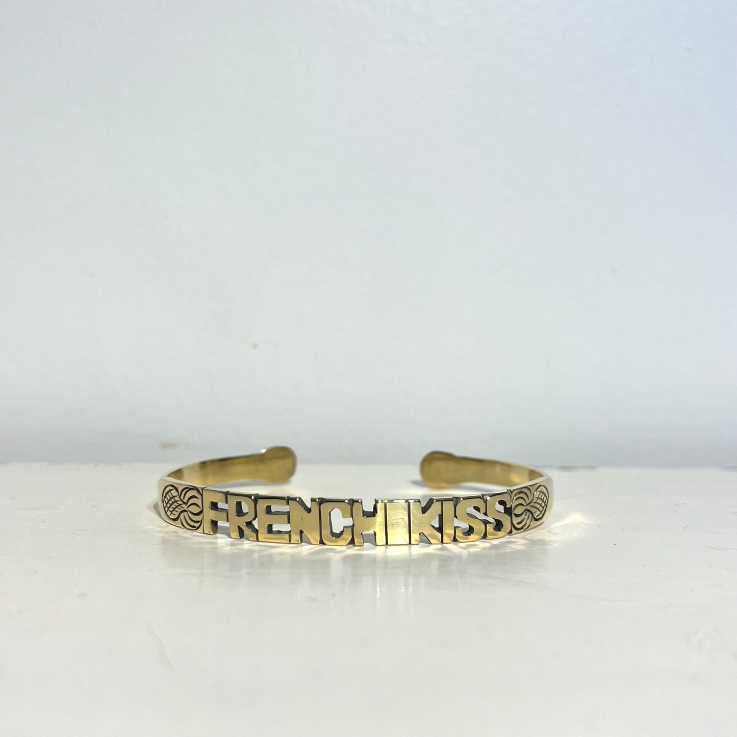 BRACELET EN LAITON GRAVÉ - "FRENCH KISS"